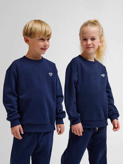 hmlJR LOOSE CREWNECK BEE, DRESS BLUES, model