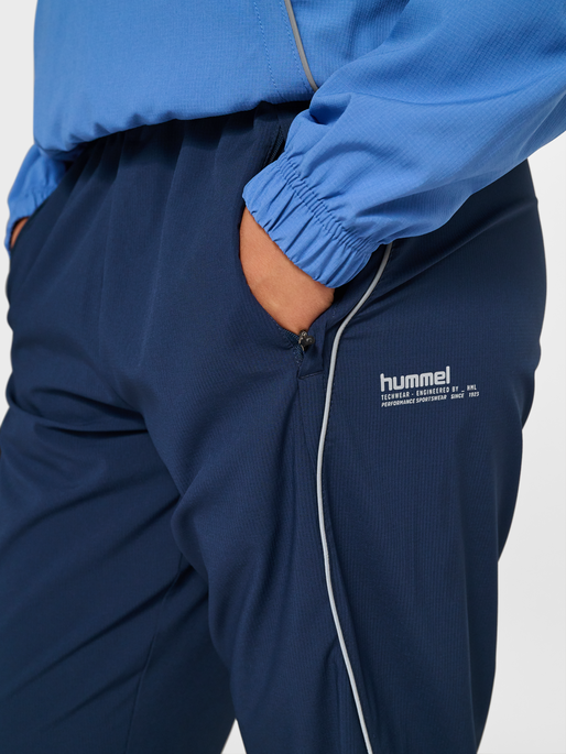 hmlPULSE WOVEN W PANTS, DRESS BLUES, model