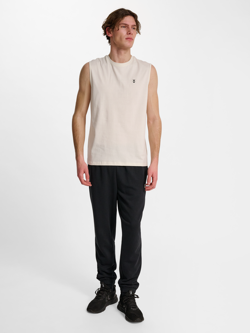 hmlHIIT MUSCLE TANK TOP, TOFU, model