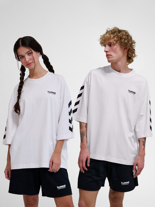 hmlOVERSIZED WILLY T-SHIRT SW, WHITE, model