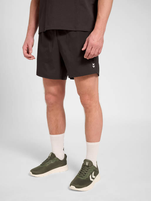 hmlPULSE WORKOUT SHORTS, AFTER DARK, model