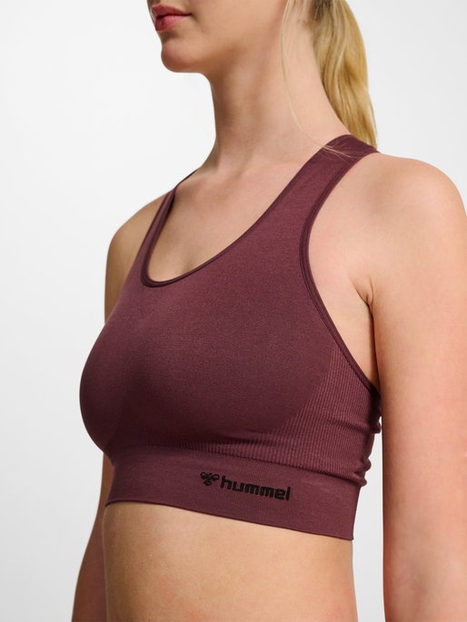 hmlTIF SEAMLESS SPORTS TOP, FUDGE, model