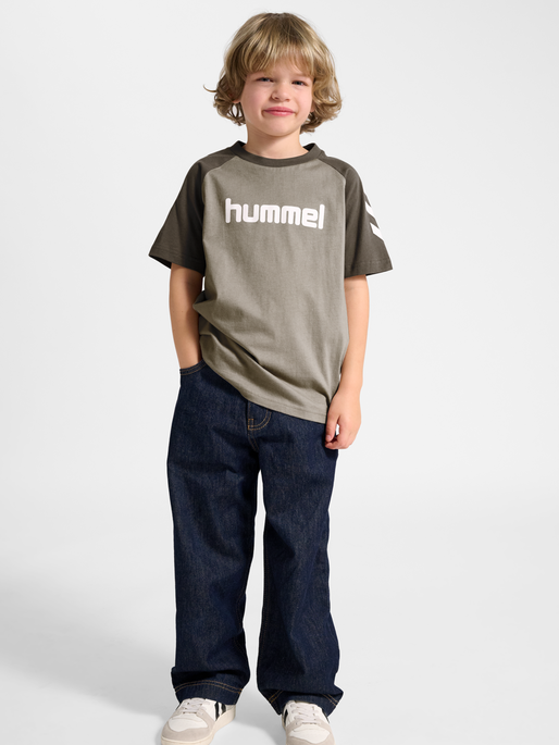 hmlJR LOGO T-SHIRT S/S, DARK NIGHT, model
