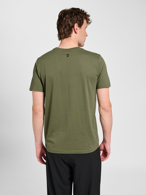hmlPULSE GRAPHIC T-SHIRT S/S, DEEP LICHEN GREEN, model