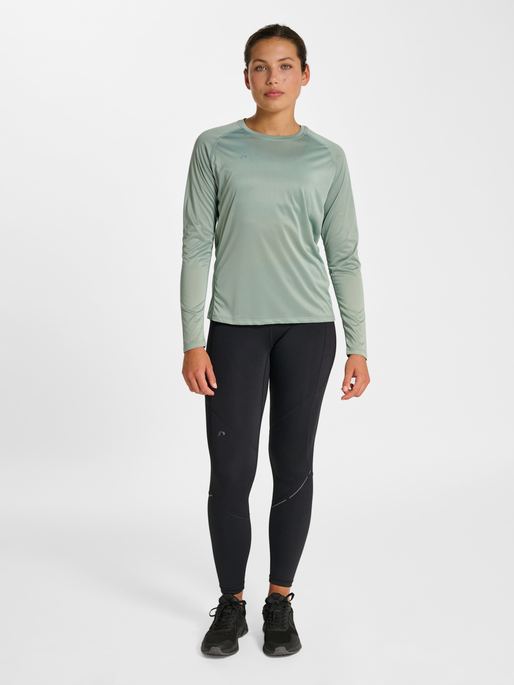 nwlBEAT W T-SHIRT L/S, GREEN MILIEU, model