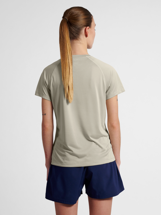 nwlBEAT W T-SHIRT, AGATE GREY, model