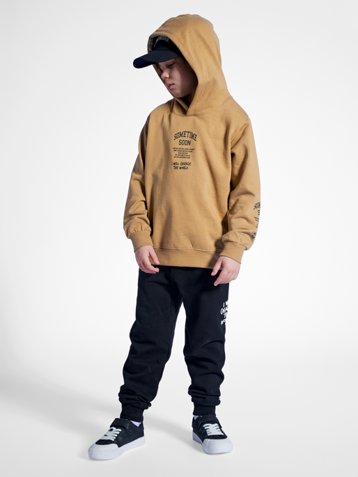 stmDIMAS HOODIE, SEPIA TINT, model