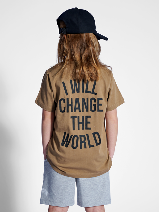 stmREVOLUTION T-SHIRT S/S, SEPIA TINT, model